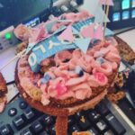 Julien Bam Instagram - Hab ihn damals auf der Straße gefunden, Mitleid gehabt und ihn ernährt. Er wuchs an zu einem vollfunktionierenden Menschen. Und heute verkündige ich mit vollem Stolz, dass wir zusammen einen Podcast Original starten. "Hobbylos" auf Spotifyy. Gerne Folgen! PS: Er hat den Kuchen kaputt gemacht, den wir von Spotify geschenkt bekommen haben. Danke dafür