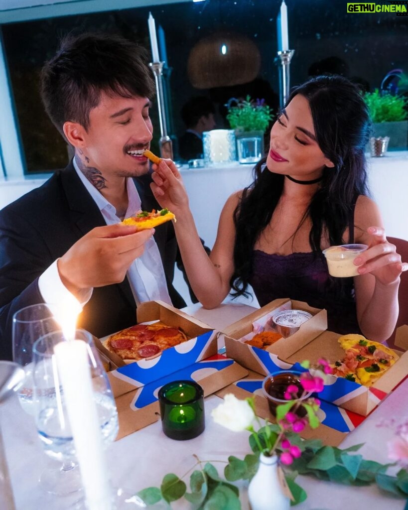 Julien Bam Instagram - Anzeige | Mit der neuen Domino’s Box wird jedes Date erfolgreich (nicht wissenschaftlich getestet) Aber auch die Singles unter euch, werden ihren Spaß haben, denn die Domino´s Box ist auch das perfekte, individuelle Solo-Meal und gibt es bereits ab 5,99€ (Abholerpreis) #dominosdeutschland #dominospizza #dominos #dominosbox @dominosdeutschland