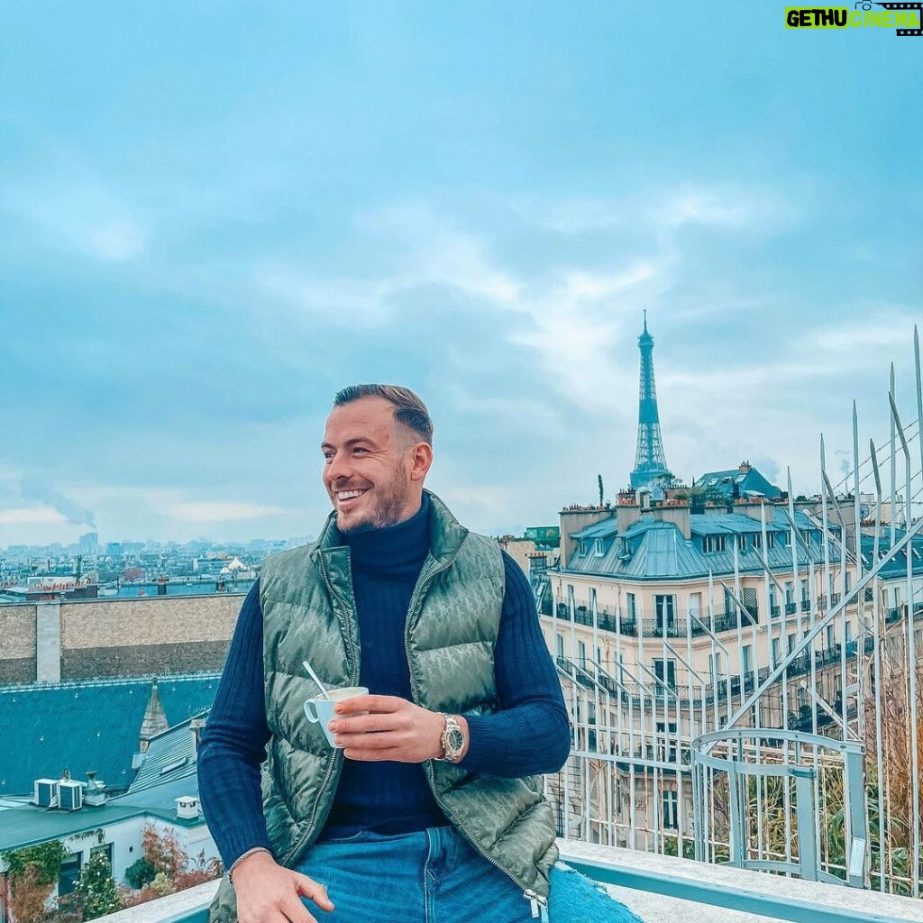 Julien Bert Instagram - Apprenez à rester calme , tout ne mérite pas une réaction . . . ☕ Paris, France