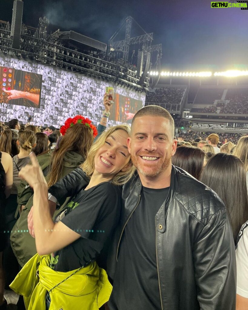 Julieta Nair Calvo Instagram - Viendo a la magnética @taylorswift con mi amor .