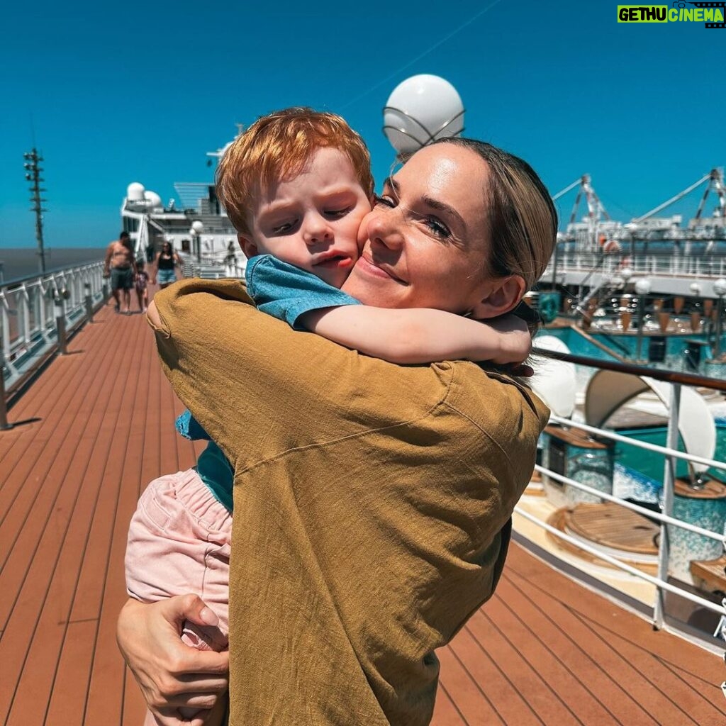 Julieta Nair Calvo Instagram - A paseá a baco co panino A pasear el barco con padrino 🚢 🌊♥️