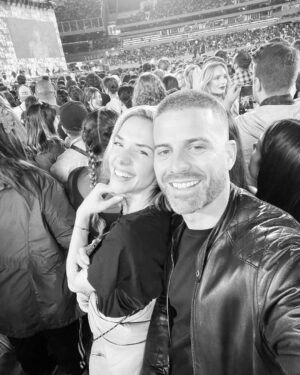 Julieta Nair Calvo Instagram - Viendo a la magnética @taylorswift con mi amor .