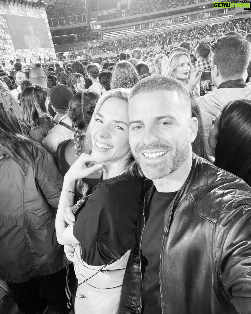 Julieta Nair Calvo Instagram - Viendo a la magnética @taylorswift con mi amor .