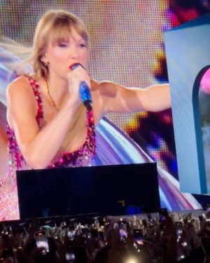 Julieta Nair Calvo Instagram - Viendo a la magnética @taylorswift con mi amor .