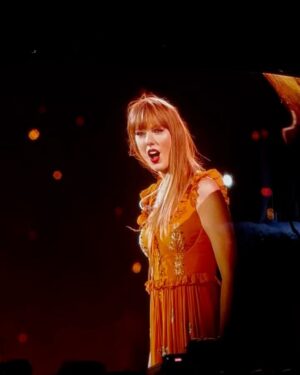 Julieta Nair Calvo Instagram - Viendo a la magnética @taylorswift con mi amor .