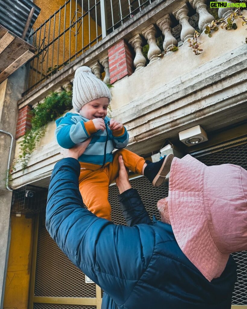 Julieta Nair Calvo Instagram - Carrete de amor con mi bebe. Toda la ropa que ven es de @lde_oficial ( mega cómoda , buena calidad y accesible ) . La usamos para ir al jardín y jugar mucho ❤️. Te dejo un datazo, desde hoy y hasta el 9 de septiembre estan realizando la última liquidación del año de la temporada de otoño/invierno con un 40%off en su tienda online💪🏼💪🏼 Además, tienen la nueva coleccion primavera/verano con un descuento del 15% off y hacen envíos a todo el país De nada 🩵🩵🩵 Cuál les gusta más?