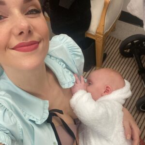 Julieta Nair Calvo Instagram - Teta y primer día 
Teta y puericultura @paolalactancia 
Teta y mastitis
Teta y primer camarín 
Teta y detrás del escenario 
Teta y aeropuerto 
Teta y playa
Teta y vista
Teta y el sur 
Teta y teatro 

Cómo verán , la Teta va con todo 🙌🏼💜😂
En la semana de la lactancia materna  celebro y agradezco poder vivir la magia y la conexión única que es DAR TETA.