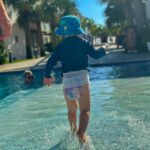Julieta Nair Calvo Instagram - Con este clima lluvioso , cierro los ojos y me transporto a un lugar con solcito, pileta , y mi nadador preferido 🥹😍🐟 . Nos pasamos horas en el agua jugando mucho gracias a los pañales @huggiesargentina . Los probaron ? ☀️ 🌊 🌴