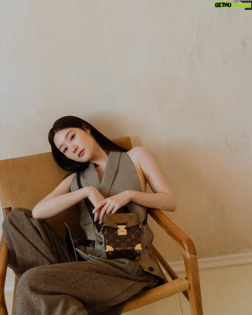 Jung Chae-yeon Instagram - #광고 @LouisVuitton