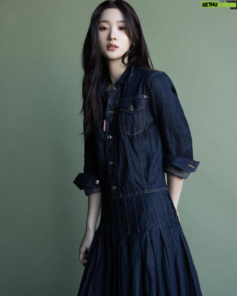 Jung Chae-yeon Instagram - 🖤