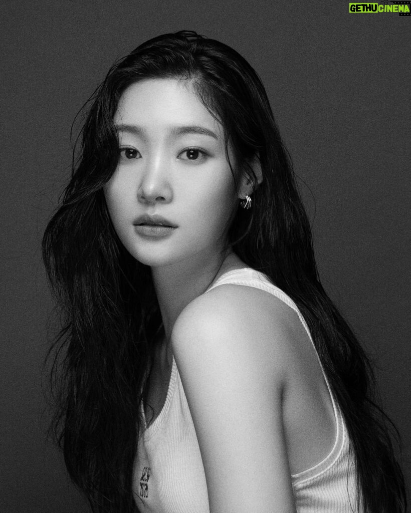 Jung Chae-yeon Instagram - 🖤