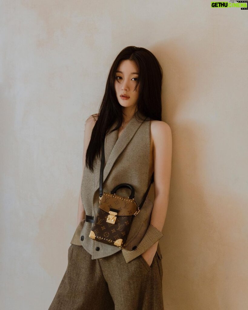 Jung Chae-yeon Instagram - #광고 @LouisVuitton