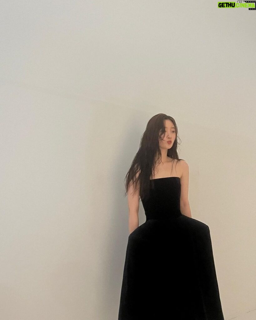 Jung Chae-yeon Instagram - 항상 감사합니다🖤