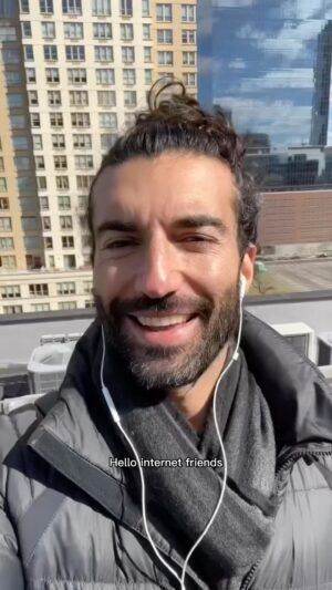 Justin Baldoni Instagram - Big news!! 
We’re launching a national open casting search for the role of “Young Lily”! 

I’ve never seen so many deeply personal messages from fans of the book hoping to audition for Lily- so we thought it was only fair if we let the very people who made this book as popular as it is, have a chance to audition for the character that changed their lives. 

So…

If you’re 18 and over and resemble a young Blake Lively, head to ItEndsWithUsCasting.com and follow @wayfarerstudios for more info! 

#YoungLily #ItEndsWithUsMovie #ItEndsWithUs #LilyBloom #audition #casting @itendswithusmovie