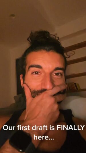 Justin Baldoni Instagram - Sorry to be a tease 😉🤷🏻‍♂️
Hey @colleenhoover…ready to make #itendswithus? 
@wayfarerstudios #moviemaking #ahhhhhhh