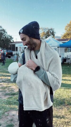 Justin Baldoni Instagram - Dads wear cocoons too! 😜
Just holding my new little niece and rockin #thecocoon from my wife’s amazing company @weareamma. FYI the ladies are having their biggest sale of the year right now and the Cocoon has never been this discounted. Tag a new mom or (or dad) in your life and scoop one up before it’s over! Link in bio! #proudhusband #formomsbymoms