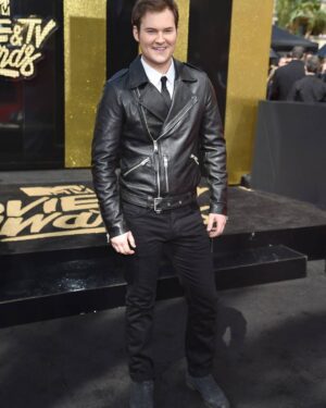 Justin Prentice Instagram - MTV Awards!! Thank you to the village that it took to make me look like I actually have fashion sense @kellybrownstyle And thanks for doing my face @christinaguerra
Wearing @allsaints @armani @varvatos #mtv #mtvmovieandtvawards #13reasonswhy #netflix #realmenwearmakeup