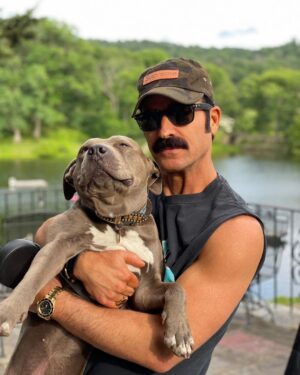 Justin Theroux Instagram - Happy National Dog Day! 🐾 ❤️ #adoptdontshop 
Get a life! Seriously you can just go get one!