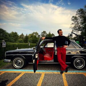 Justin Theroux Instagram - As a kid I couldn’t begin to imagine what 50 looks like… and yet of course it looks like this. Both dumb and hilarious at the same time.
Thank you life. Subverting my expectations for 5 decades. Always funny, always profound…You win again. 🥇