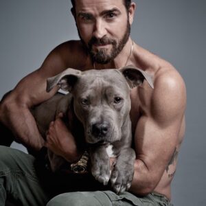 Justin Theroux Instagram - A big ol’ thank you to my friend @markseliger 📸 and @esquire 📖... and the great chats with @ericsull 🖊 🙏 
... let’s not tell Kuma she made the cover. Don’t want it to go to her 🐶