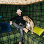 Justin Theroux Instagram - Dog walks into a bar… First ever @stetsonusa and @raysbarnyc classic Open Road collab hats. 🇺🇸 🤠 Available now only on Stetson.com New York City