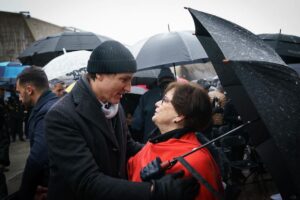 Justin Trudeau Instagram - Today, ahead of International Holocaust Remembrance Day, we gathered at the National Holocaust Memorial to pay tribute to the victims and survivors of this dark chapter. As we repeat the vow “never again,” I want to be clear: We’re committed to backing up these words with concrete action, and we’ll continue to condemn and combat antisemitism here at home and around the world.
🇨🇦
Aujourd’hui, à la veille de la Journée internationale dédiée à la mémoire des victimes de l’Holocauste, nous nous sommes réunis au Monument national de l’Holocauste pour honorer les victimes et les survivants de ce sombre chapitre. Au moment où nous promettons encore une fois « plus jamais », je le dis clairement : nous joindrons le geste à la parole de manière concrète et continuerons de condamner et de combattre l’antisémitisme au pays comme ailleurs dans le monde.
