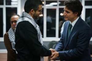Justin Trudeau Instagram - The past few months have not been easy for Muslim and Arab Canadians. To those who I spoke with today, who shared that message with me: Your pain, your fear, and your hurt have not gone unnoticed. I hear you – and I am focused on working with you to make things better. As we meet seven years after the Quebec City mosque attack, I want to make this clear: We stand with our Muslim friends and neighbours, and we remain committed to rooting out Islamophobia and making sure you are safe – in your communities, your homes, and your places of worship.
🇨🇦
Les derniers mois n’ont pas été faciles pour les Canadiens musulmans et arabes. À ceux qui m’ont livré ce message aujourd’hui : j’ai entendu votre douleur, votre peur et votre souffrance et je suis déterminé à travailler avec vous pour améliorer la situation. Sept ans après l’attentat de la mosquée de Québec, je tiens à le dire clairement : nous sommes aux côtés de nos amis et voisins musulmans et nous restons déterminés à éradiquer l’islamophobie et à assurer votre sécurité, dans vos communautés, vos foyers et vos lieux de culte.