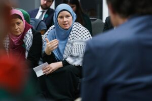 Justin Trudeau Instagram - The past few months have not been easy for Muslim and Arab Canadians. To those who I spoke with today, who shared that message with me: Your pain, your fear, and your hurt have not gone unnoticed. I hear you – and I am focused on working with you to make things better. As we meet seven years after the Quebec City mosque attack, I want to make this clear: We stand with our Muslim friends and neighbours, and we remain committed to rooting out Islamophobia and making sure you are safe – in your communities, your homes, and your places of worship.
🇨🇦
Les derniers mois n’ont pas été faciles pour les Canadiens musulmans et arabes. À ceux qui m’ont livré ce message aujourd’hui : j’ai entendu votre douleur, votre peur et votre souffrance et je suis déterminé à travailler avec vous pour améliorer la situation. Sept ans après l’attentat de la mosquée de Québec, je tiens à le dire clairement : nous sommes aux côtés de nos amis et voisins musulmans et nous restons déterminés à éradiquer l’islamophobie et à assurer votre sécurité, dans vos communautés, vos foyers et vos lieux de culte.