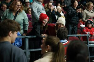 Justin Trudeau Instagram - Xav, Ella, and I are so happy to be here – and to be cheering for @PWHL_Ottawa. Go Ottawa!
🇨🇦
Xav, Ella et moi sommes vraiment heureux d’être ici – et d’encourager la @PWHL_Ottawa. Allez, Ottawa!