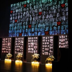 Justin Trudeau Instagram - When the Islamic Republic of Iran shot down Flight PS752, it cut short the lives of 176 innocent people – people who were loved and who are missed every day. It is for them, and for their families, that we continue to be relentless in our pursuit of justice. Today, our government announced that we’re taking this matter to the International Civil Aviation Organization with our partners. And in Richmond Hill, when we came together this afternoon to commemorate this tragedy, I reaffirmed our commitment to getting the families justice, accountability, and answers from the Islamic Republic regime. They deserve nothing less.
🇨🇦
Lorsque la République islamique d’Iran a abattu le vol PS752, elle a mis fin à la vie de 176 personnes innocentes, des personnes qui étaient aimées et qui nous manquent tous les jours. C’est pour eux et pour leurs familles que nous poursuivons sans relâche notre quête de justice. Aujourd’hui, notre gouvernement a annoncé que le Canada et ses partenaires allaient porter cette affaire devant l’Organisation de l’aviation civile internationale. Cet après-midi, lorsque nous nous sommes réunis à Richmond Hill pour commémorer cette tragédie, j’ai réitéré notre engagement à rendre justice aux familles, à faire en sorte que des comptes leur soient rendus et à obtenir des réponses de la part du régime de la République islamique. Ces familles ne méritent rien de moins.