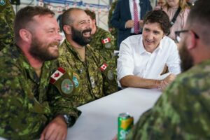 Justin Trudeau Instagram - To the women and men of the @CanadianForces, who bravely serve our country every day: Thank you. Your service and your sacrifice have not gone unnoticed – and are appreciated more than you’ll ever know. Whether you’re spending your holidays with your loved ones, or are serving across the country, or are deployed beyond our borders: We’re keeping you and your families in our thoughts. And I’ll say this one more time, because we can never say these two words enough: Thank you.
🇨🇦
Aux femmes et aux hommes des @ForcesCanada, qui servent courageusement notre pays chaque jour : Merci. Votre service et vos sacrifices ne passent pas inaperçus et sont appréciés plus que vous ne le saurez jamais. Que vous passiez les Fêtes avec vos proches, que vous serviez à l’autre bout du pays ou que vous soyez déployés au-delà de nos frontières : Nous pensons à vous et à vos familles. Et je le répète encore une fois, car nous ne dirons jamais assez ce simple mot : Merci.