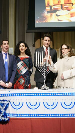 Justin Trudeau Instagram - The lighting of these candles and the story of Hanukkah are deeply symbolic. As Jewish people across the country eat latkes and spin the dreidel, and as we come together at events like this evening’s Hanukkah on the Hill, let’s remember that light shines brighter than darkness, and that hope is stronger than fear. And let me make one thing clear: Our government stands with you, and we’ll keep working to make sure you – and all Jewish Canadians – can always safely and proudly live Jewish lives. Chag Hanukkah Sameach.
🇨🇦
L’allumage de ces bougies et l’histoire de Hanoukka sont profondément symboliques. Alors que les Juifs de tout le pays mangent des latkes et font tourner le dreidel, et que nous participons ensemble à des activités telles que Hanoukka sur la Colline ce soir, rappelons-nous que la lumière brille plus fort que l’obscurité et que l’espoir est plus fort que la peur. Je tiens également à dire que notre gouvernement est à vos côtés, et que nous continuerons de faire en sorte que vous et tous les Canadiens juifs puissiez toujours vivre une vie juive avec fierté et en toute sécurité. Chag Hanukkah Sameach.