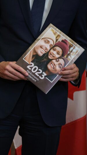 Justin Trudeau Instagram - Canada, your Fall Economic Statement is here.

After consulting with Canadians and sitting down with people from across the country, we’re introducing new measures to support you – like cracking down on junk fees – and we’re taking further steps to build more homes – like increasing funding for apartment construction. These are only two parts of the Fall Economic Statement, but there’s plenty more in there. To find out what else we’re doing to make life more affordable for you and your family, click the link in my bio.
🇨🇦
Chers Canadiens, votre Énoncé économique de l’automne est maintenant déposé.

Après avoir consulté la population canadienne et rencontré des gens de partout au pays, nous présentons de nouvelles mesures pour vous aider – comme l’élimination des frais cachés – et nous continuons d’agir en vue de construire plus de maisons – comme du financement destiné à la construction d’appartements. Il ne s’agit là que de deux éléments de l’Énoncé économique de l’automne, mais il y en a bien d’autres. Pour découvrir les autres mesures mises en place afin de rendre la vie plus abordable pour vous et votre famille, cliquez sur le lien dans ma biographie.