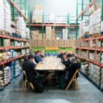 Justin Trudeau Instagram - These folks grow and distribute food – and they are finding ways to get that food to kitchen tables, lunch rooms, and restaurants more effectively, more efficiently, and at lower costs. I sat down with them this afternoon and spoke about the work we’re doing to make life more affordable – from introducing the Grocery Rebate this past summer, to calling on Canada’s largest grocers to stabilize prices, to increasing competition in the grocery sector. I also asked them these questions: How can we make our supply chains more resilient? How can we rethink logistics, strengthen trade, and find cheaper ways to grow more nutritious food? To those who were there: Thank you for sharing your thoughts and your ideas with us. Let’s keep working together to drive down costs and make life more affordable. 🇨🇦 Ces gens cultivent et distribuent des aliments, et trouvent des moyens de les acheminer vers les tables de cuisine, les cantines et les restaurants de manière plus efficace et à moindre coût. J’ai discuté avec eux cet après-midi et j'ai parlé du travail que nous faisons pour rendre la vie plus abordable depuis l'introduction du rabais pour l’épicerie l'été dernier, jusqu'à l'appel lancé aux plus grands épiciers du Canada pour qu'ils stabilisent les prix, en passant par l'augmentation de la concurrence dans le secteur de l'épicerie. Je leur ai également posé les questions suivantes : comment pouvons-nous rendre nos chaînes d'approvisionnement plus résilientes? Comment pouvons-nous repenser la logistique, renforcer le commerce et trouver des moyens moins coûteux de produire des aliments plus nutritifs ? À ceux qui étaient présents : Merci de nous avoir communiqué vos réflexions et vos idées. Continuons à travailler ensemble pour faire baisser les coûts et rendre la vie plus abordable. San Francisco, California