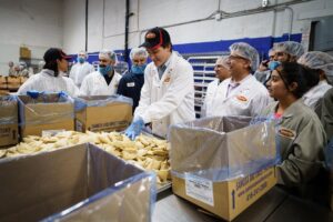 Justin Trudeau Instagram - There’s nothing like sharing meals and sweets on Diwali and Bandi Chhor Divas. And for families across the Greater Toronto Area, there’s no better place to get them than Samosa and Sweet Factory. Thanks for the tour today – everything looked delicious!
🇨🇦
Il n’y a rien comme partager des repas et des desserts le jour de Diwali et de Bandi Chhor Divas. Et pour les familles du Grand Toronto, il n’y a pas meilleur endroit pour se les procurer que Samosa et Sweet Factory. Merci pour la visite, aujourd’hui – tout avait l’air délicieux.