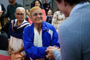 Justin Trudeau Instagram - Stopped in at Brampton’s Susan Fennell Sportsplex this afternoon and made some new friends. To everyone who was there celebrating Diwali and Bandi Chhor Divas: I hope you have a great time – and good luck with the rest of your card games, too!
🇨🇦
Je me suis arrêté au Susan Fennell Sportsplex de Brampton cet après-midi et je me suis fait de nouveaux amis. À tous ceux qui célèbrent Diwali et Bandi Chhor Divas : j’espère que vous passerez de bons moments – et bonne chance dans vos prochaines parties de cartes!