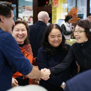 Justin Trudeau Instagram - It’s always good to be back in British Columbia – and to be with those who call this great place home. To everyone who was at Tin Tin Seafood Harbour for lunch today: I’m glad we could spend some time together! Thanks for the warm welcome.
🇨🇦
C’est toujours un plaisir d’être de retour en Colombie-Britannique et en compagnie de ceux qui habitent cette magnifique région. À tous ceux qui ont pris le lunch au Tin Tin Seafood Harbour aujourd’hui : je suis heureux de vous avoir rencontrés! Merci pour l’accueil chaleureux.