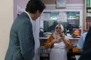 Justin Trudeau Instagram - Surrey was the place to be today – and I’m so glad I could be there to spend time with everyone who was out running errands, grabbing groceries, and having some dinner. Good to see you all!
🇨🇦
Il fallait être à Surrey, aujourd’hui – et je suis vraiment heureux d’avoir pu y passer du temps avec ceux qui faisaient leurs commissions et leur épicerie ou qui soupaient au restaurant. Ça m’a fait plaisir de vous voir!