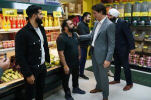 Justin Trudeau Instagram - Surrey was the place to be today – and I’m so glad I could be there to spend time with everyone who was out running errands, grabbing groceries, and having some dinner. Good to see you all!
🇨🇦
Il fallait être à Surrey, aujourd’hui – et je suis vraiment heureux d’avoir pu y passer du temps avec ceux qui faisaient leurs commissions et leur épicerie ou qui soupaient au restaurant. Ça m’a fait plaisir de vous voir!