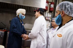 Justin Trudeau Instagram - There’s nothing like sharing meals and sweets on Diwali and Bandi Chhor Divas. And for families across the Greater Toronto Area, there’s no better place to get them than Samosa and Sweet Factory. Thanks for the tour today – everything looked delicious!
🇨🇦
Il n’y a rien comme partager des repas et des desserts le jour de Diwali et de Bandi Chhor Divas. Et pour les familles du Grand Toronto, il n’y a pas meilleur endroit pour se les procurer que Samosa et Sweet Factory. Merci pour la visite, aujourd’hui – tout avait l’air délicieux.