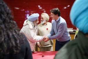 Justin Trudeau Instagram - Stopped in at Brampton’s Susan Fennell Sportsplex this afternoon and made some new friends. To everyone who was there celebrating Diwali and Bandi Chhor Divas: I hope you have a great time – and good luck with the rest of your card games, too!
🇨🇦
Je me suis arrêté au Susan Fennell Sportsplex de Brampton cet après-midi et je me suis fait de nouveaux amis. À tous ceux qui célèbrent Diwali et Bandi Chhor Divas : j’espère que vous passerez de bons moments – et bonne chance dans vos prochaines parties de cartes!