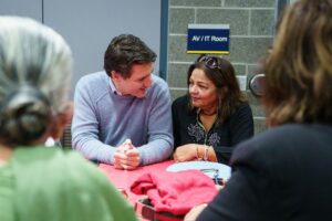 Justin Trudeau Instagram - Stopped in at Brampton’s Susan Fennell Sportsplex this afternoon and made some new friends. To everyone who was there celebrating Diwali and Bandi Chhor Divas: I hope you have a great time – and good luck with the rest of your card games, too!
🇨🇦
Je me suis arrêté au Susan Fennell Sportsplex de Brampton cet après-midi et je me suis fait de nouveaux amis. À tous ceux qui célèbrent Diwali et Bandi Chhor Divas : j’espère que vous passerez de bons moments – et bonne chance dans vos prochaines parties de cartes!