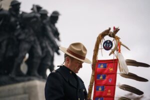 Justin Trudeau Instagram - At the National War Memorial, just like Canadians are doing in communities across the country, we gathered to honour those who have served – and who are serving – our country. We are forever grateful. #CanadaRemembers 🇨🇦 Au Monument commémoratif de guerre du Canada, comme l’ont fait des Canadiens dans les communautés de partout au pays, nous nous sommes réunis en hommage à ceux qui ont servi – et servent encore – notre pays. Nous serons toujours reconnaissants. #LeCanadaSeSouvient Ottawa, Ontario