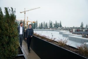 Justin Trudeau Instagram - Good news: We’re investing in British Columbia’s housing initiative, BC Builds. Using public land to create more affordable homes, this initiative is going to bring down the cost of housing and make sure we’re building more homes – faster – for hardworking Canadians. The province has already identified twenty sites, including parking lots and under-used land around health care facilities, where they’ll build apartments that meet the needs of middle class families. And with our funding, they’ll be able to build at least 8,000 to 10,000 new homes.
🇨🇦
Bonne nouvelle : nous investissons dans BC Builds, l’initiative de la Colombie-Britannique en matière de logement. Cette initiative, qui prévoit l’utilisation de terrains publics pour créer plus de logements abordables, va réduire le coût du logement et permettre la construction de plus de logements, plus rapidement pour les travailleurs canadiens. La province a déjà retenu 20 sites, notamment des terrains de stationnement et des terrains sous-utilisés à proximité de centres de soins de santé, où seront construits des appartements adaptés aux besoins des familles de la classe moyenne. Et grâce à notre financement, elle pourra bâtir au moins 8 000 à 10 000 nouveaux logements.