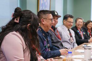 Justin Trudeau Instagram - Mental health matters. It matters to the Nishnawbe Aski Nation Youth Council. It matters to our government. It matters to me. To the youth who spoke today about what more can be done to better support mental health in rural and remote communities: Thank you. Your suggestions and your perspectives are critical, and I’m going to carry them with me as we work together to address gaps in care and improve wellness supports across the country. If you need help or know someone who does, please reach out. The Hope For Wellness Helpline is available to Indigenous Peoples across the country in English, French, Cree, Ojibway, and Inuktitut. To find out more, go to HopeForWellness.ca.
🇨🇦
La santé mentale, c’est important. C’est important pour le conseil des jeunes de la Nation de Nishnawbe Aski. C’est important pour notre gouvernement. C’est important pour moi. Aux jeunes qui ont parlé aujourd’hui de ce que nous pouvons faire de plus pour mieux soutenir la santé mentale dans les communautés rurales et éloignées : merci. Vos suggestions et points de vue sont essentiels, et j’en tiendrai compte dans le travail que nous faisons ensemble pour combler les écarts en matière de soins et améliorer le soutien au mieux-être dans l’ensemble du pays. Si vous avez besoin d’aide ou connaissez quelqu’un qui en a besoin, n’hésitez pas à en demander. La Ligne d’écoute d’espoir pour le mieux-être est à la disposition des peuples autochtones de tout le pays en anglais, en français, en cri, en ojibway et en inuktitut. Pour en savoir plus, consultez le site EspoirPourLeMieuxEtre.ca.