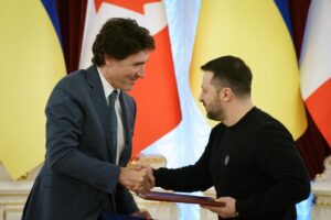 Justin Trudeau Instagram - Ukraine can count on Canada. With the new security agreement between our two countries, which President Zelenskyy and I signed earlier today, we’re making sure Ukrainians can defeat Russia on the battlefield. And we’ll keep being there with the critical support they need to fend off this brutal assault – and rebuild when the war is won.
🇨🇦
L’Ukraine peut compter sur le Canada. Grâce au nouvel accord en matière de sécurité entre nos deux pays, que le président Zelenskyy et moi avons signé aujourd’hui, nous veillons à ce que les Ukrainiens puissent vaincre la Russie sur le champ de bataille. Nous continuerons d’apporter le soutien essentiel dont les Ukrainiens ont besoin pour repousser cet assaut brutal et reconstruire leur pays une fois la guerre gagnée.