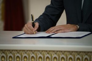 Justin Trudeau Instagram - Ukraine can count on Canada. With the new security agreement between our two countries, which President Zelenskyy and I signed earlier today, we’re making sure Ukrainians can defeat Russia on the battlefield. And we’ll keep being there with the critical support they need to fend off this brutal assault – and rebuild when the war is won.
🇨🇦
L’Ukraine peut compter sur le Canada. Grâce au nouvel accord en matière de sécurité entre nos deux pays, que le président Zelenskyy et moi avons signé aujourd’hui, nous veillons à ce que les Ukrainiens puissent vaincre la Russie sur le champ de bataille. Nous continuerons d’apporter le soutien essentiel dont les Ukrainiens ont besoin pour repousser cet assaut brutal et reconstruire leur pays une fois la guerre gagnée.