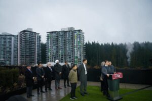 Justin Trudeau Instagram - Good news: We’re investing in British Columbia’s housing initiative, BC Builds. Using public land to create more affordable homes, this initiative is going to bring down the cost of housing and make sure we’re building more homes – faster – for hardworking Canadians. The province has already identified twenty sites, including parking lots and under-used land around health care facilities, where they’ll build apartments that meet the needs of middle class families. And with our funding, they’ll be able to build at least 8,000 to 10,000 new homes.
🇨🇦
Bonne nouvelle : nous investissons dans BC Builds, l’initiative de la Colombie-Britannique en matière de logement. Cette initiative, qui prévoit l’utilisation de terrains publics pour créer plus de logements abordables, va réduire le coût du logement et permettre la construction de plus de logements, plus rapidement pour les travailleurs canadiens. La province a déjà retenu 20 sites, notamment des terrains de stationnement et des terrains sous-utilisés à proximité de centres de soins de santé, où seront construits des appartements adaptés aux besoins des familles de la classe moyenne. Et grâce à notre financement, elle pourra bâtir au moins 8 000 à 10 000 nouveaux logements.