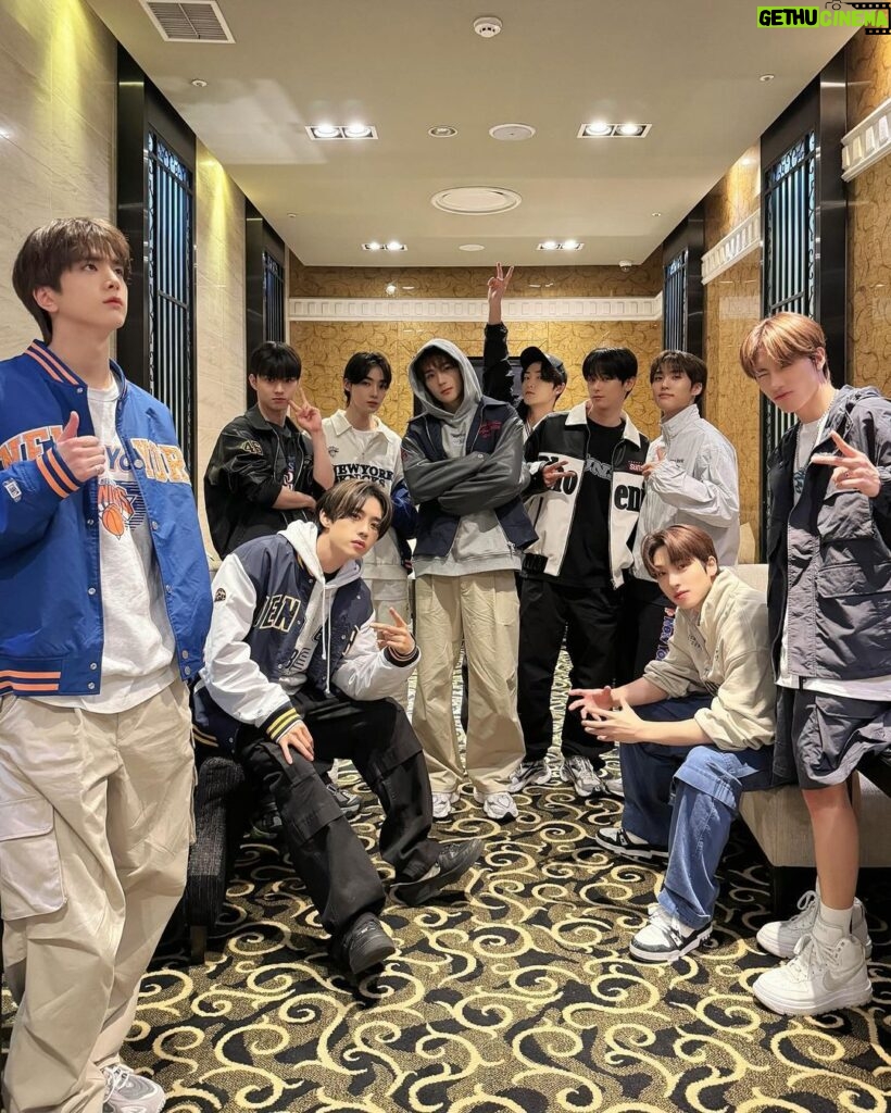 Juyeon Instagram - THE BOYZ with #NBA 🏀 더비들의 마음에 덩크 슛을 날려 버린 더보이즈⛹🏻 #THEBOYZ #더보이즈