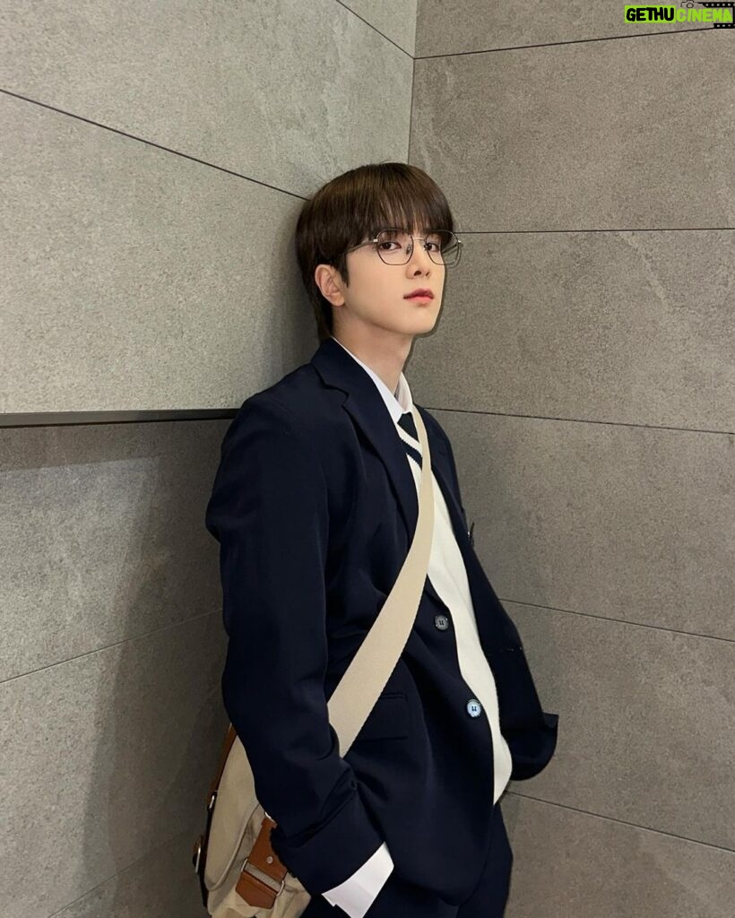 Juyeon Instagram - 오늘은 음빵중심 DAY🍞 모범생 MC 영훈이의 즐거웠던 #쇼음악중심 👓✨ #THEBOYZ #더보이즈 #YOUNGHOON